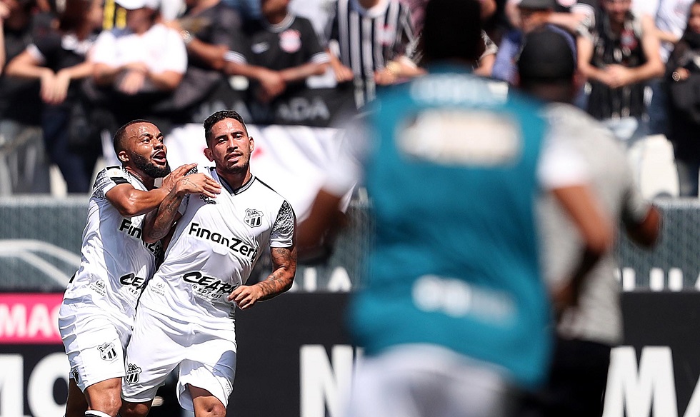 Corinthians leva empate do Santos no fim em Itaquera