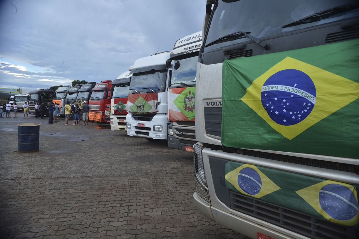 Movimento nacional dos caminhoneiros durante última organização para manifestação em Brasília.