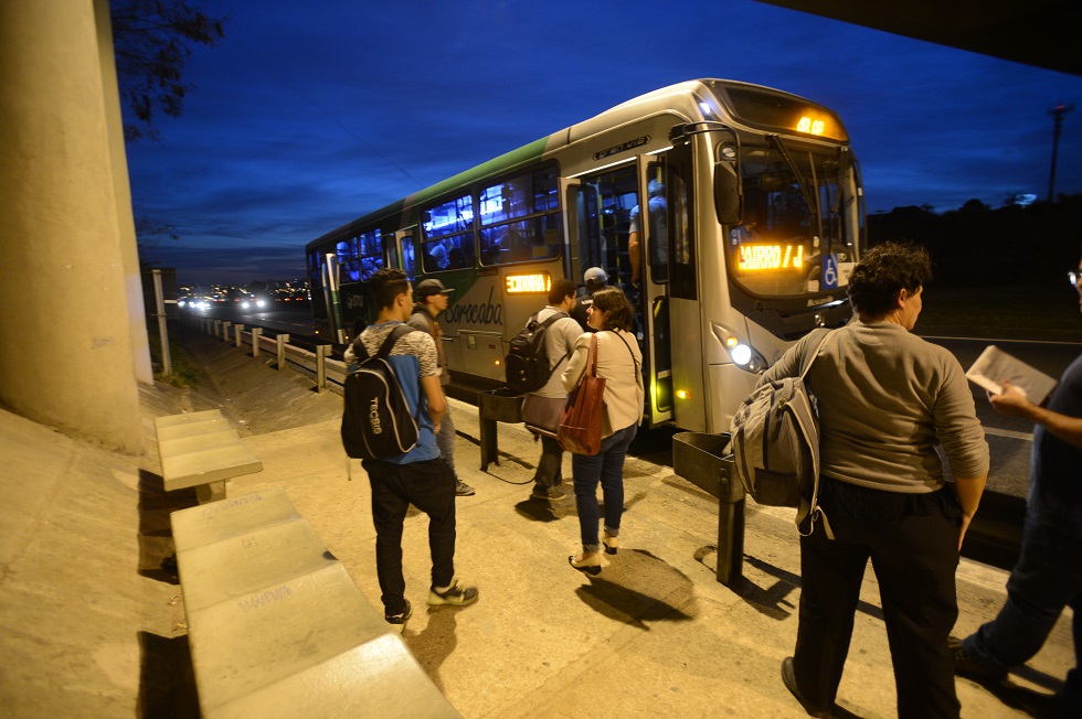 Nova legislação permite para de ônibus fora do ponto para pessoas mais vulneráveis.