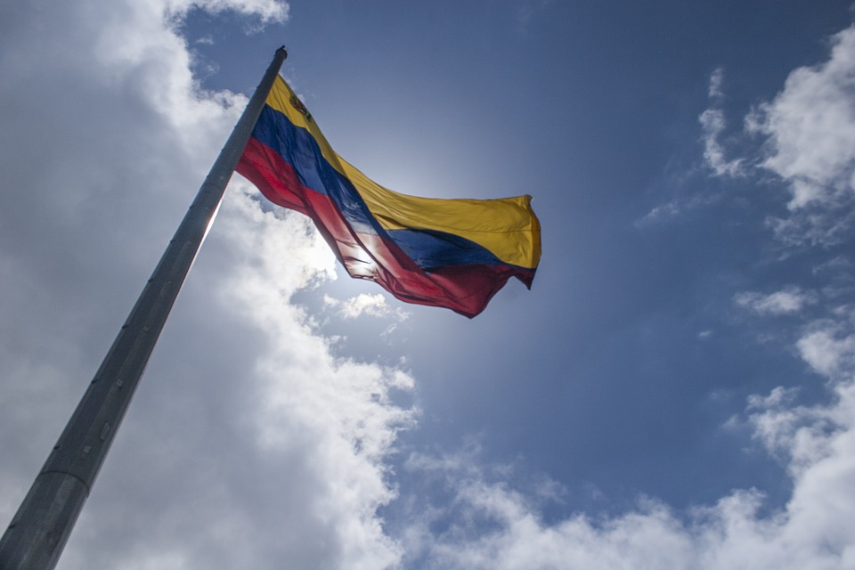 Nicolás Maduro aumenta salário mínimo para 15 dólares na Venezuela