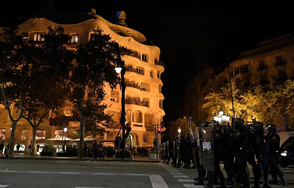 Catalunha tem cenas de guerrilha urbana após condenação de separatistas