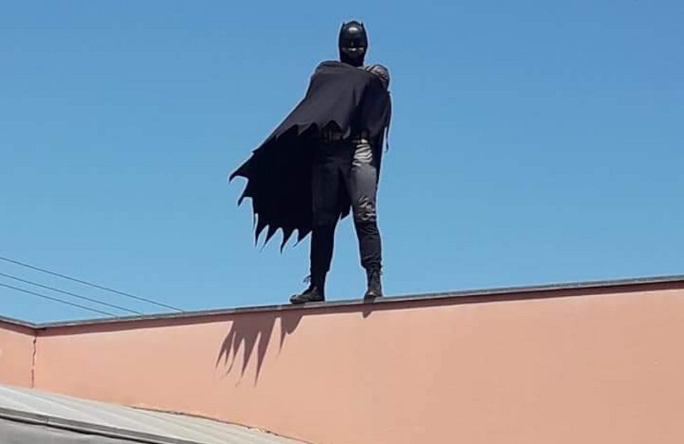Batman surge no telhado de escola em Sorocaba na véspera do Dia das Crianças