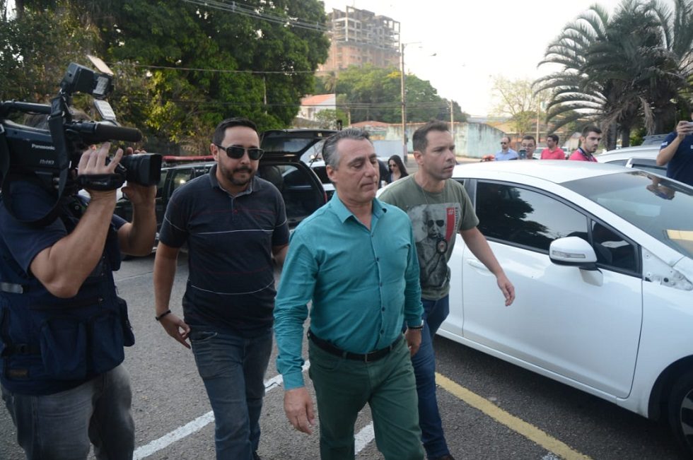 Após ser preso, ex-prefeito de Araçariguama chega à delegacia de Sorocaba