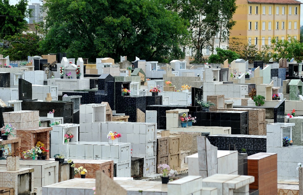 Túmulos do cemitério São João Batista, em Votorantim. 