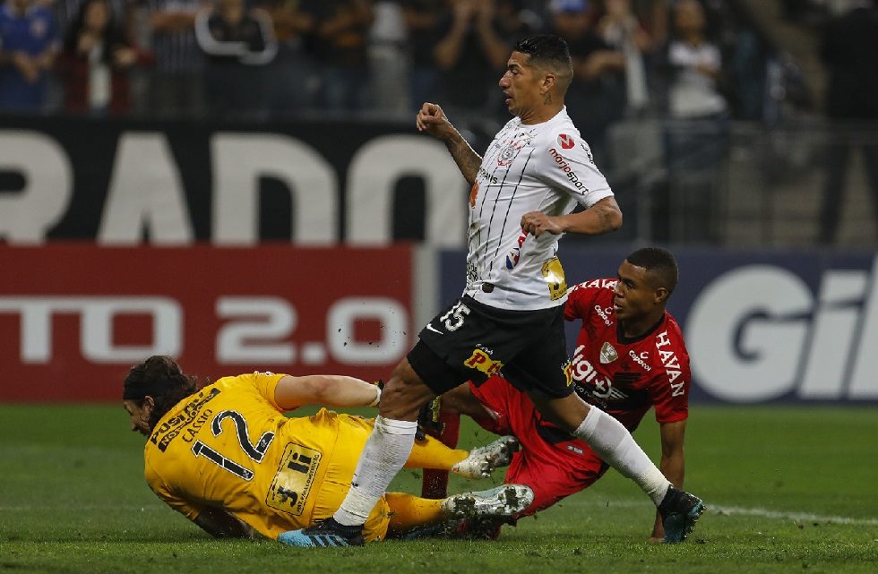 Corinthians e Athletico-PR empatam em jogo com quatro gols no 1º tempo