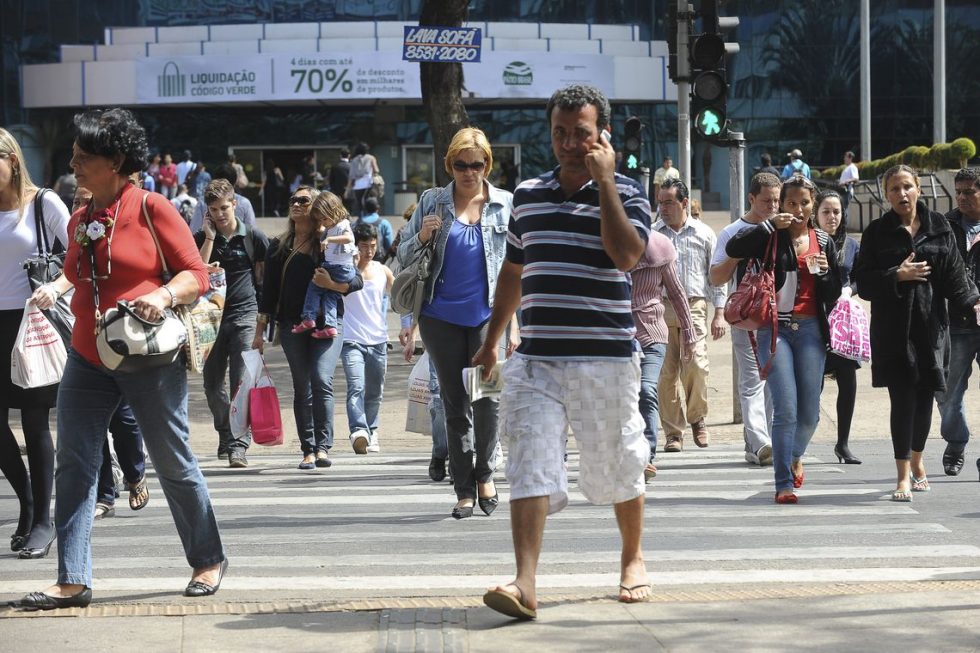 Taxa de desemprego no Brasil cai para 11,8%, revela IBGE