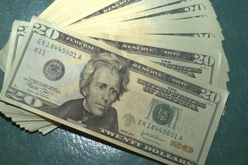 Dólar fecha abaixo de R$ 4 pela primeira vez em mais de dois meses