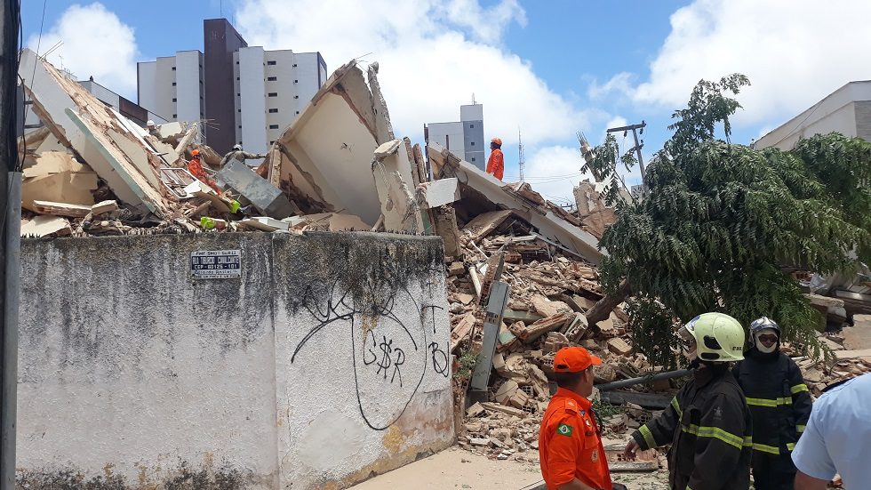 Pelo menos três sobreviventes estão sob escombros de prédio que ruiu em Fortaleza