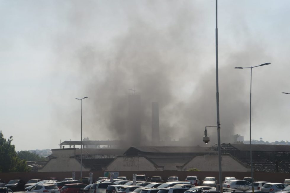 Incêndio atingiu barracão da antiga fábrica Vilares, em Sorocaba.