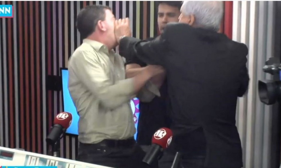 Augusto Nunes atinge Glenn Greenwald no rosto durante discussão