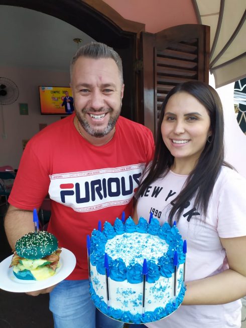 Bolo de aniversário com figuras de 15. bolo com decoração azul e