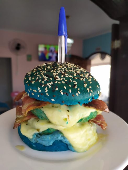 Febre da internet, 'Caneta azul' vira bolo em doceria de Sorocaba