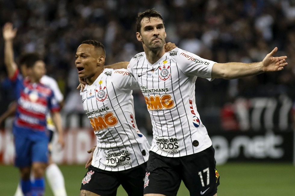Corinthians encerra jejum, vence Fortaleza e volta ao G-6 do Brasileirão