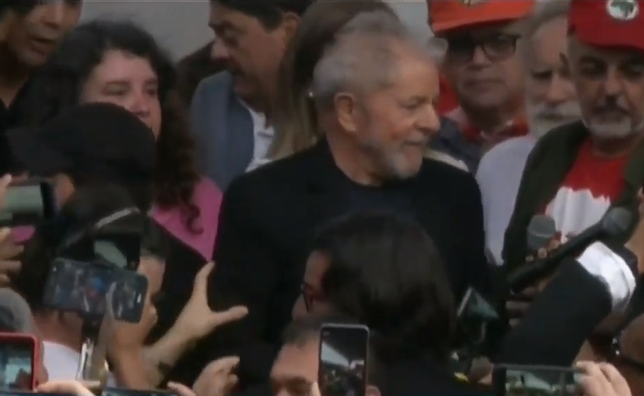 Ex-presidente Lula deixa a prisão em Curitiba