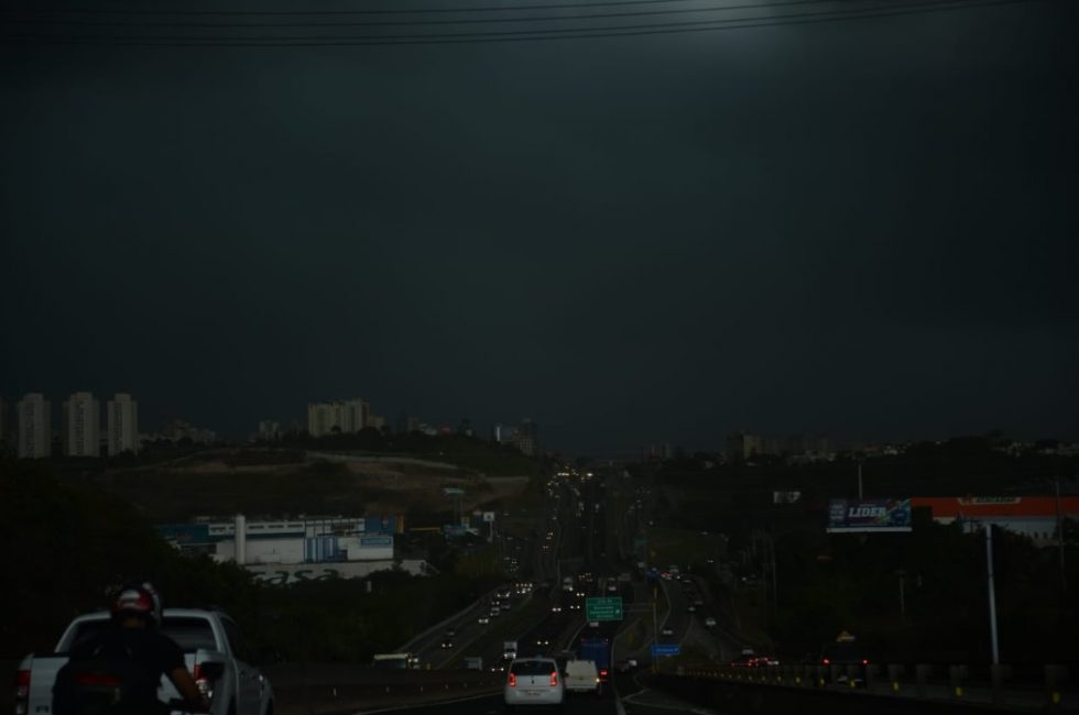 Sorocaba ‘anoitece’ em pleno dia com chegada de tempestade