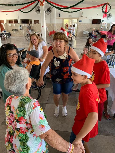 Crianças do Rotakids visitam idosos do Lar São Vicente