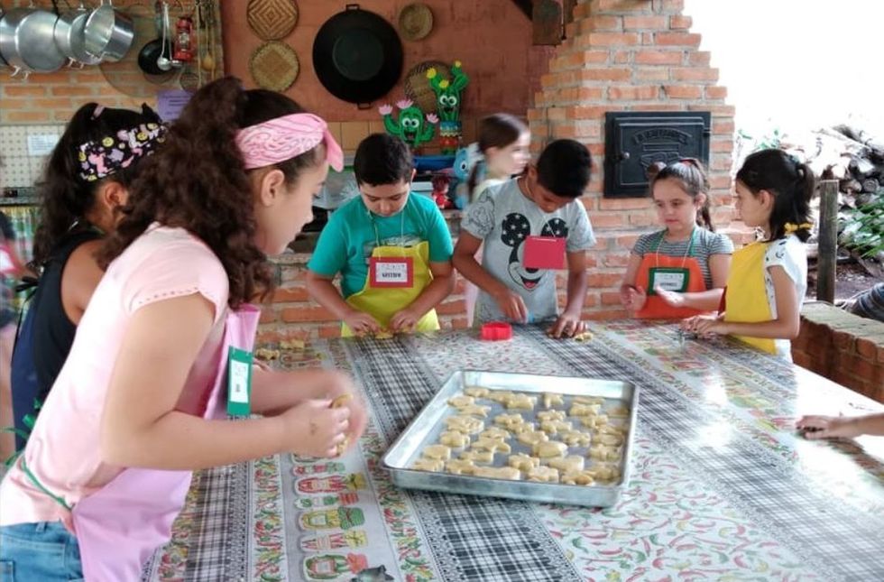 Crianças fazem biscoitos durante Oficina de Culinária