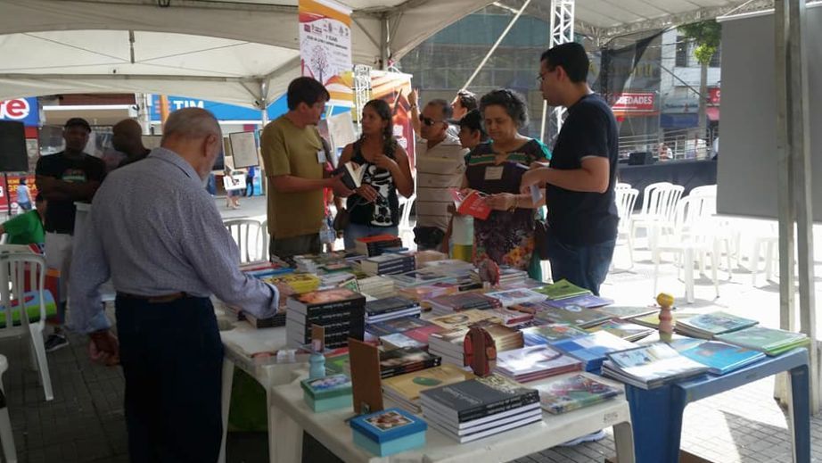 Feira de livros reúne obras de sorocabanos