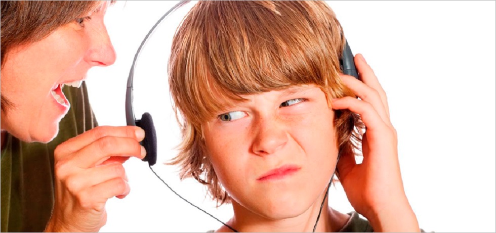 Fonoaudióloga alerta para práticas que podem prejudicar a audição