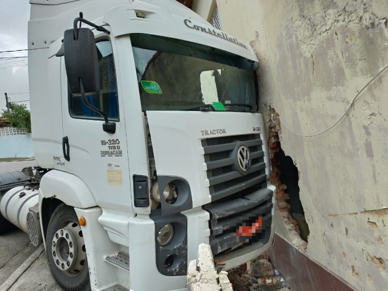 Caminhão abre buraco na parede de casa no Jardim Sorocabano