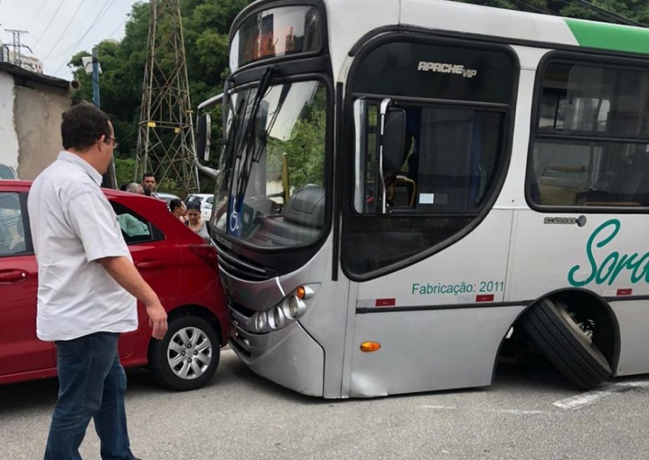 Ônibus tem roda quebrada, bate em carro e interdita rua de Sorocaba