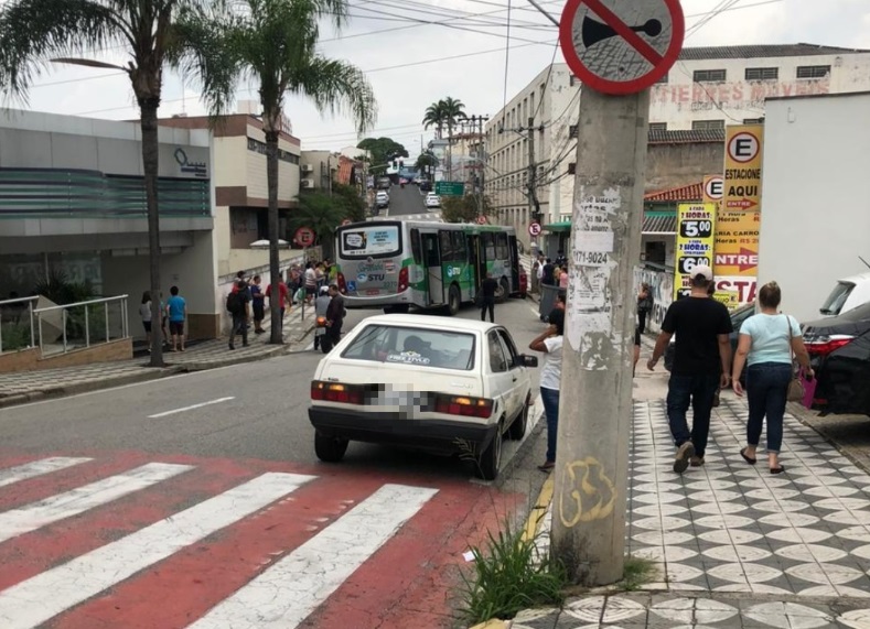 Ônibus tem roda quebrada, bate em carro e interdita rua de Sorocaba
