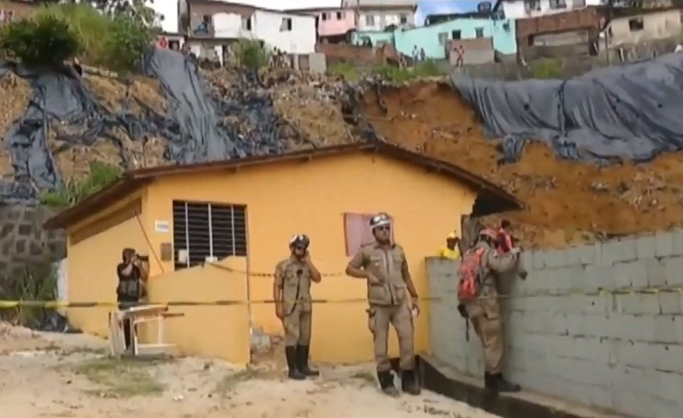 Deslizamento de barreiro no Recife deixa 5 mortos