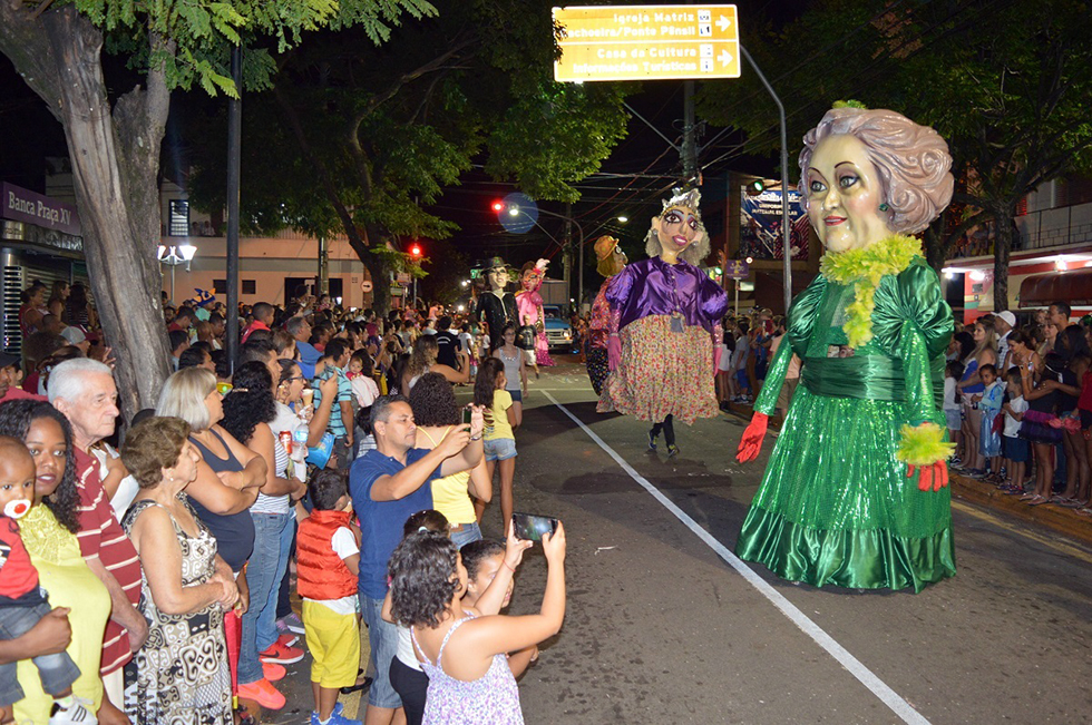 Bonecões da Barra são destaques no Carnaval de Salto