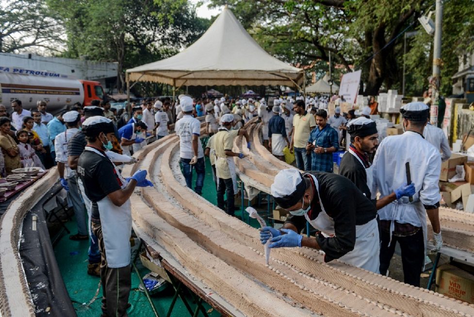 Padeiros indianos assam maior bolo do mundo