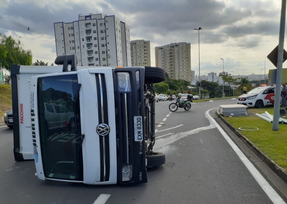 Caminhão tomba e complica o trânsito na avenida São Paulo