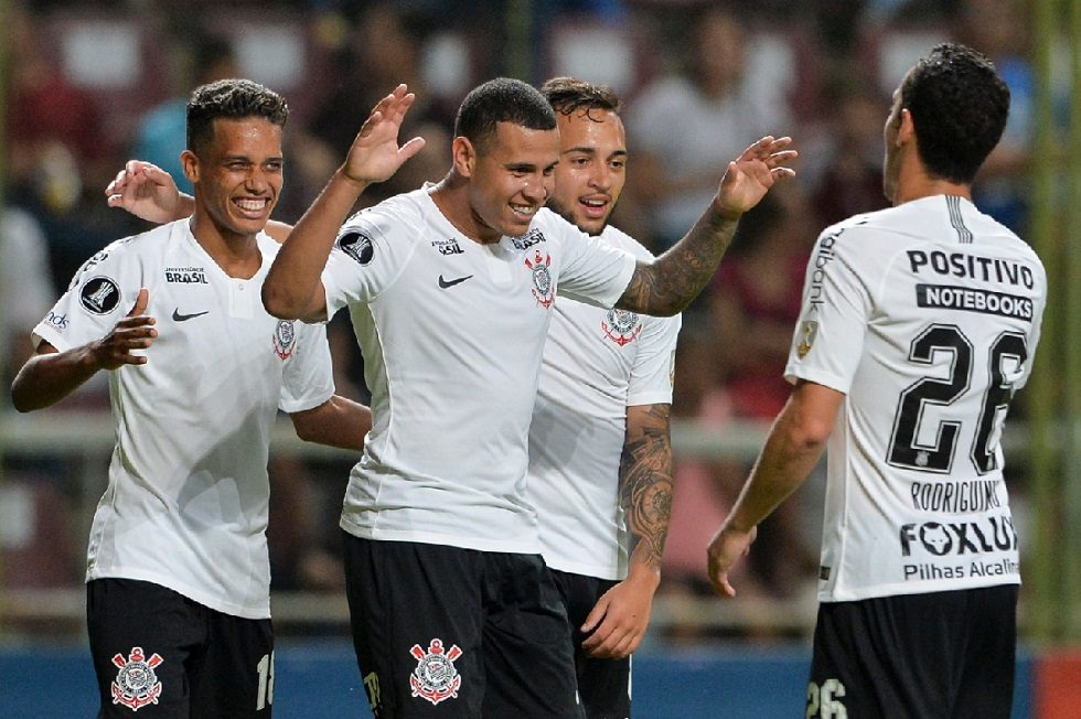 Corinthians acerta a contratação do lateral-esquerdo Sidcley