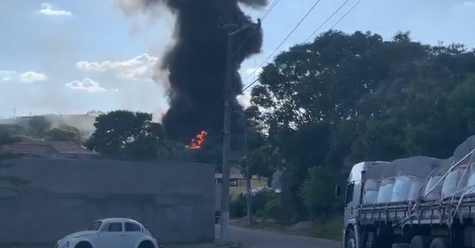 Incêndio consome fábrica de reciclagem de pneus em Mairinque