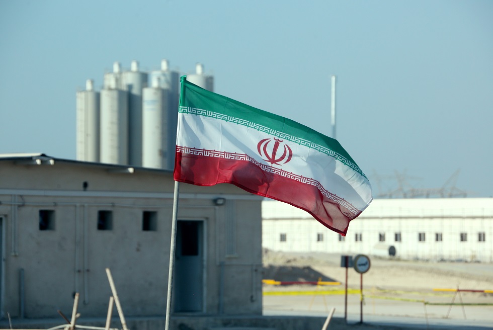 Bandeira iraniana tremula na usina nuclear de Bushehr, no Irã, durante uma cerimônia oficial para iniciar as obras de um segundo reator na instalação. Crédito da foto: 10/11/19