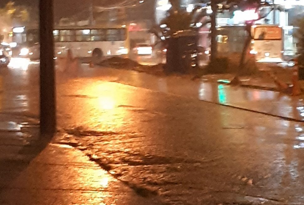 Chuva em Sorocaba causa alagamento na avenida Itavuvu