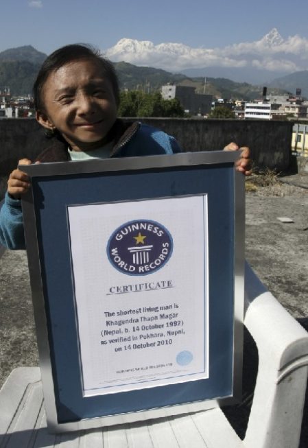 Morre no Nepal, aos 27 anos, o homem mais baixo do mundo