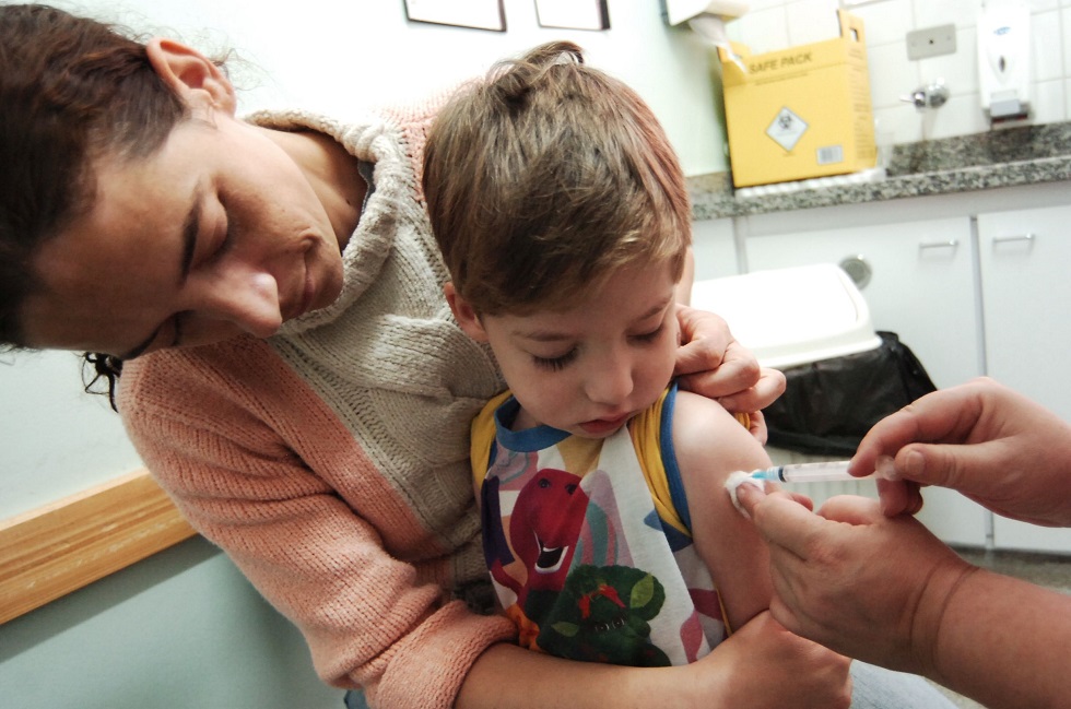 É obrigação dos pais manter a vacinação das crianças em dia, podendo até responder juridicamente se não o fizerem. Crédito da foto: Luiz Setti (2/6/2010)