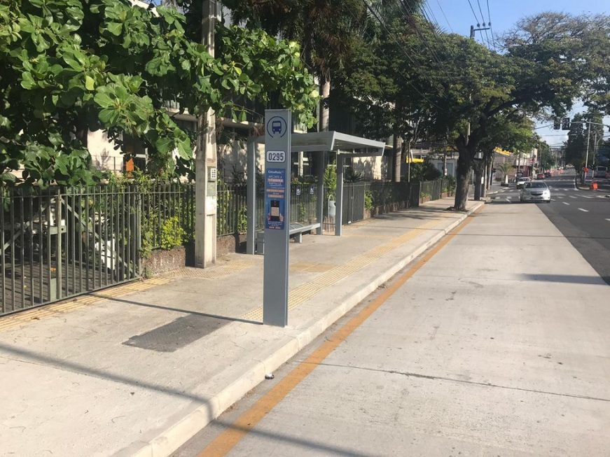 Totens nos pontos de ônibus do BRT