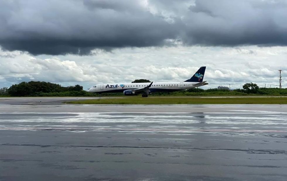 Avião da Azul passa por manutenção na Embraer de Sorocaba