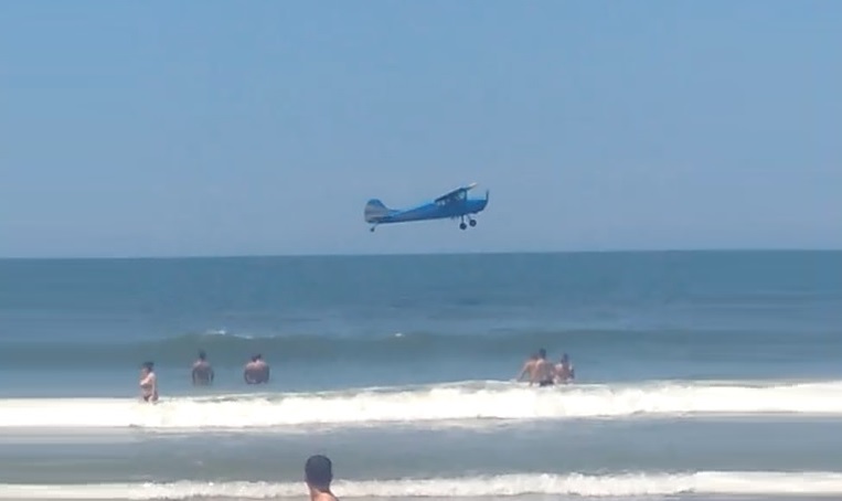 Avião monomotor cai no mar e piloto sobrevive no Guarujá