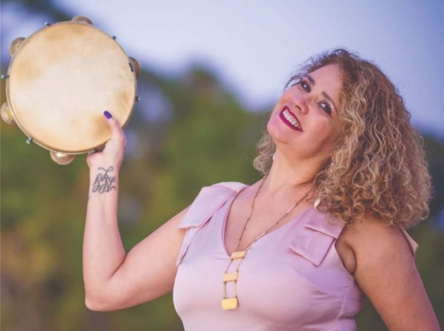 Barracão Cultural recebe baile com a cantora Lys Araújo
