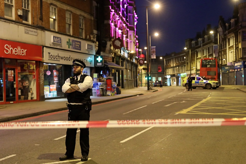  Ataque ‘terrorista’ com faca, em rua comercial de Londres, deixa dois feridos