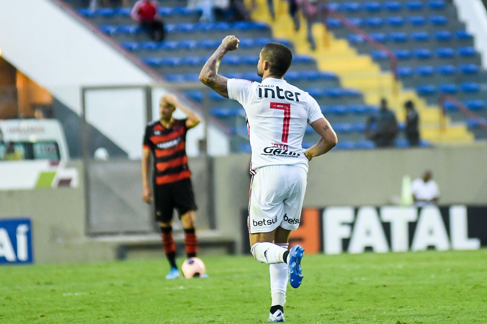 Com Pato e Daniel Alves inspirados, São Paulo goleia o Oeste por 4 a 0