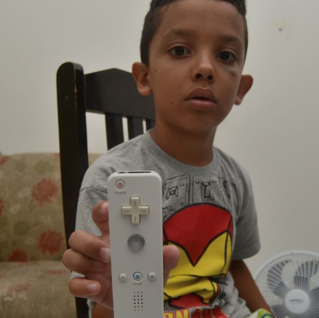 Mãe desligando videogame no computador para criança fazer lição