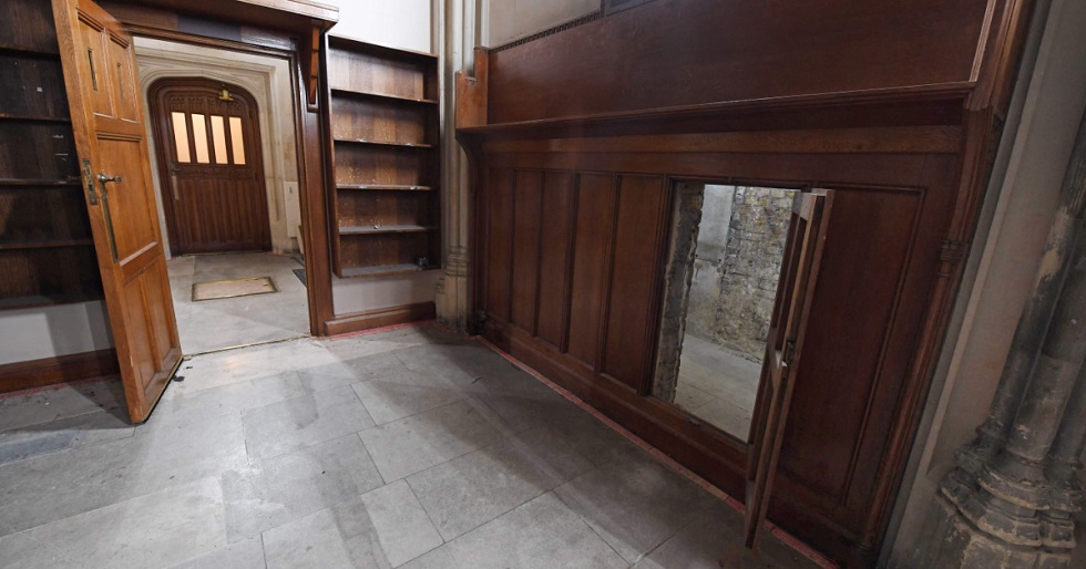 Porta oculta revela segredos centenários no Parlamento de Westminster