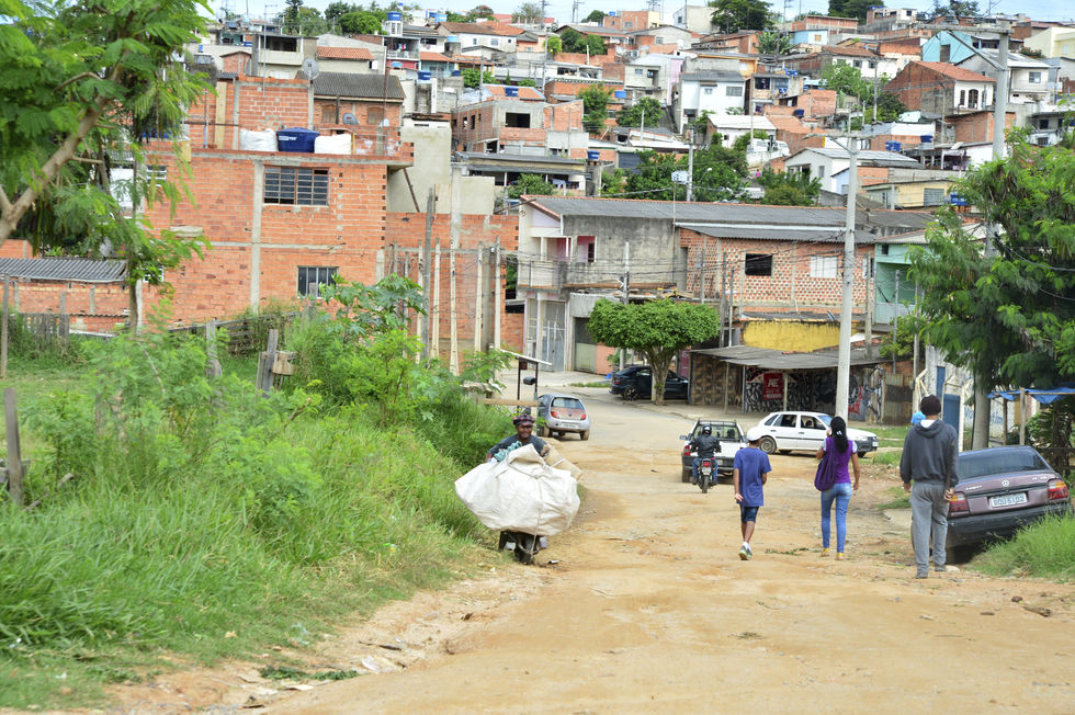 Rua do Jd. Tatiana vira depósito de lixo