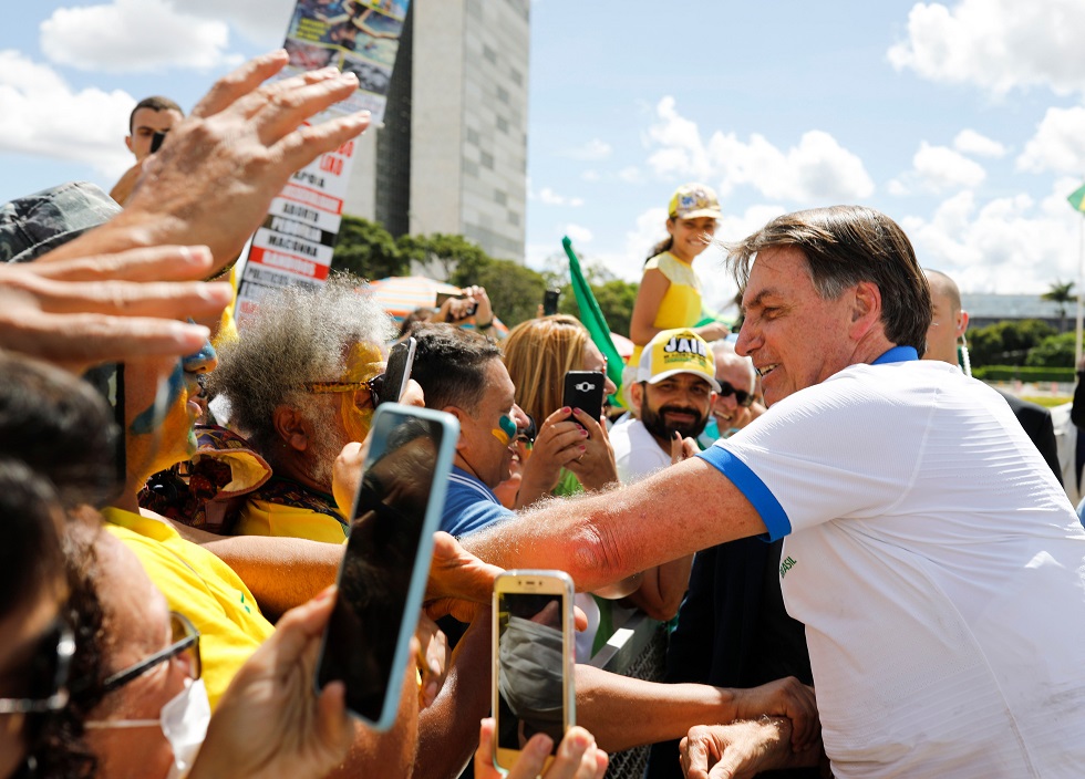 Orientado a ficar em isolamento, Bolsonaro cumprimenta apoiadores em Brasília