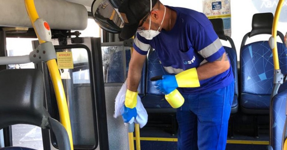 Empresas intensificam limpeza em ônibus de Sorocaba