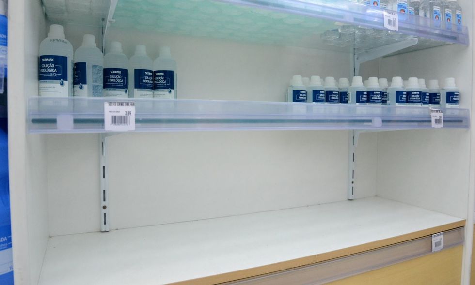 Álcool em gel e máscaras desaparecem das prateleiras em farmácias e supermercados