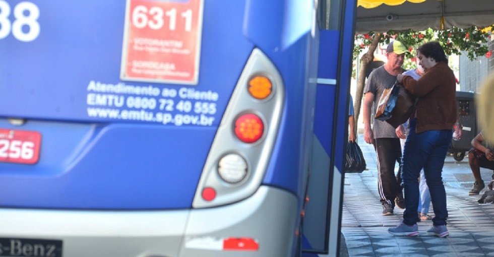Passageira embarca em ônibus intermunicipal em Sorocaba. Crédito da foto: Vinicius Fonseca 