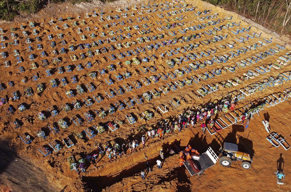 Manaus solicita ajuda para transporte de urnas funerárias